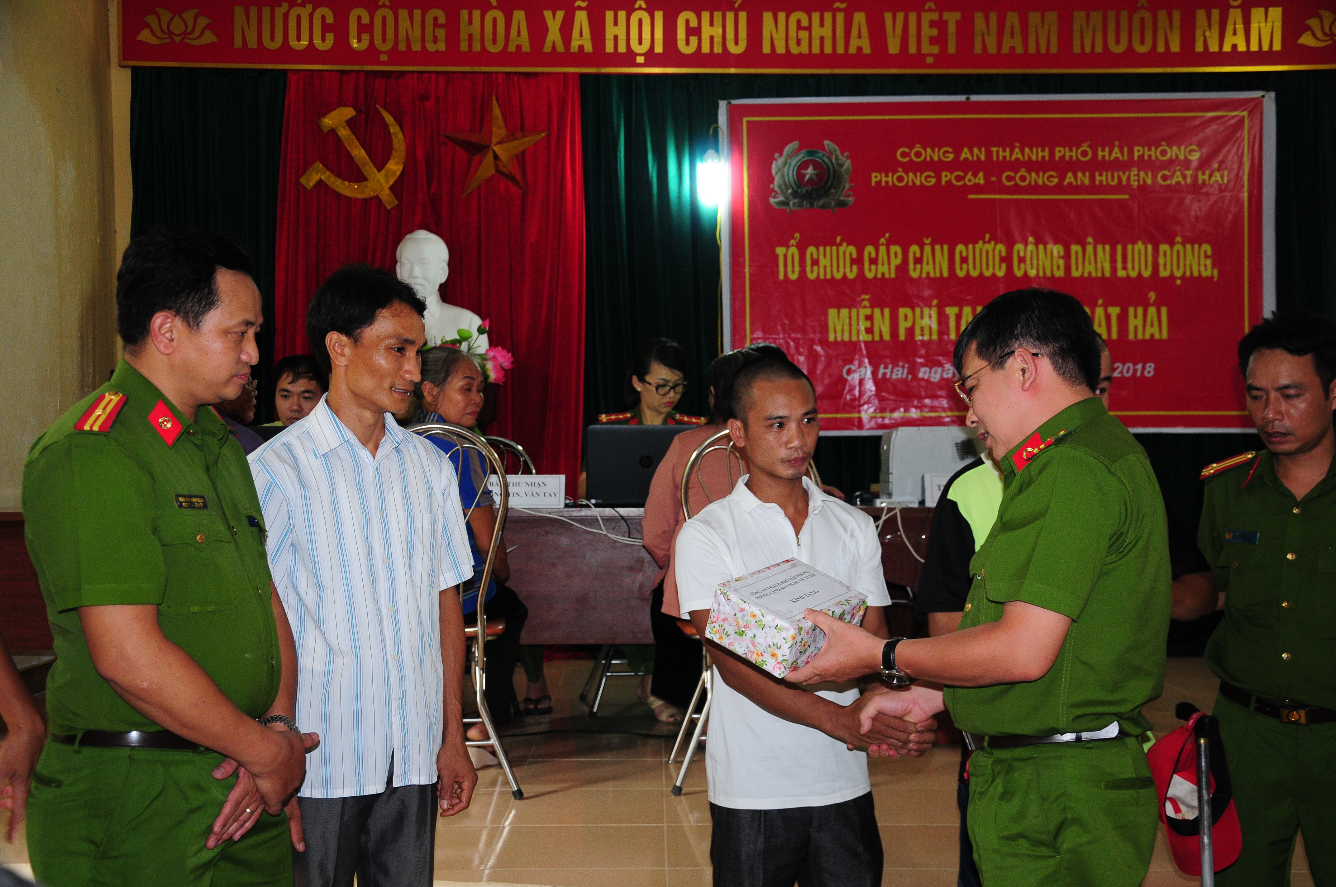 Công an huyện Cát Hải giải quyết 1.169 trường hợp hộ khẩu, căn cước công dân